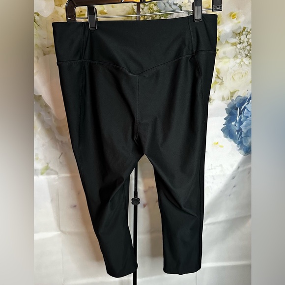 Nike Dri-Fit women’s black large 3/4 length capris exercise pants EUC - Picture 4 of 16